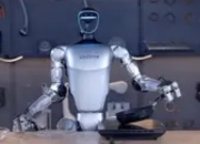 人形机器人为何“没有脸”？技术、心理与设计的三重博弈